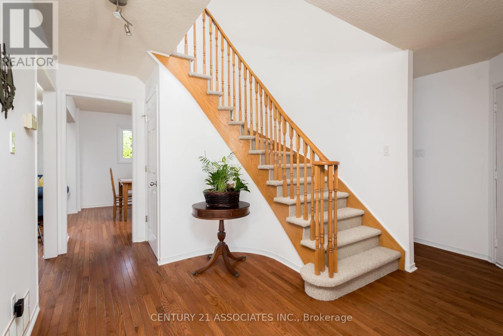 1324 Quinpool Court, Mississauga (Creditview), Ontario  L5C 4J3 - Photo 4 - W12399461