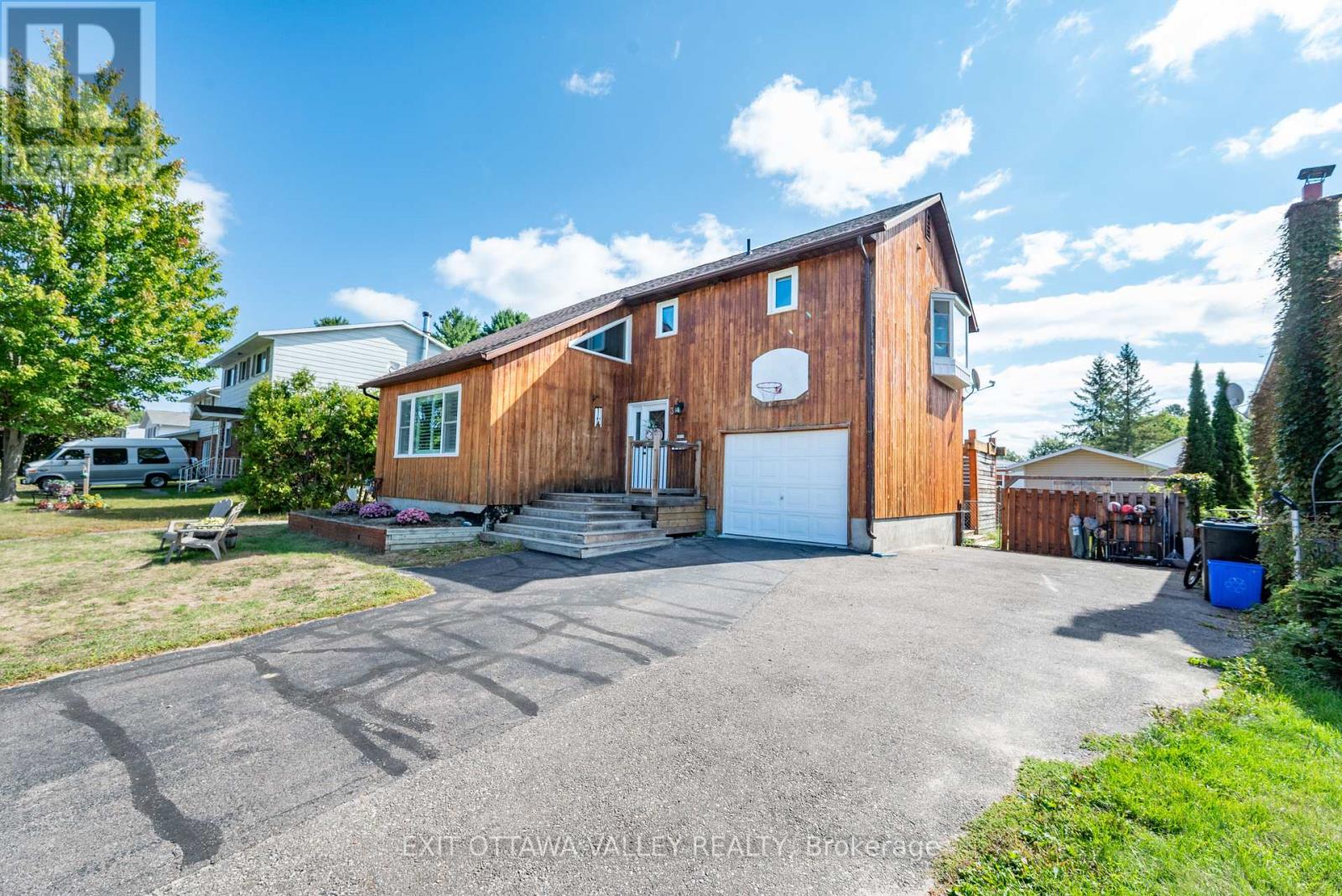 36 THOMAS STREET, Deep River, Ontario