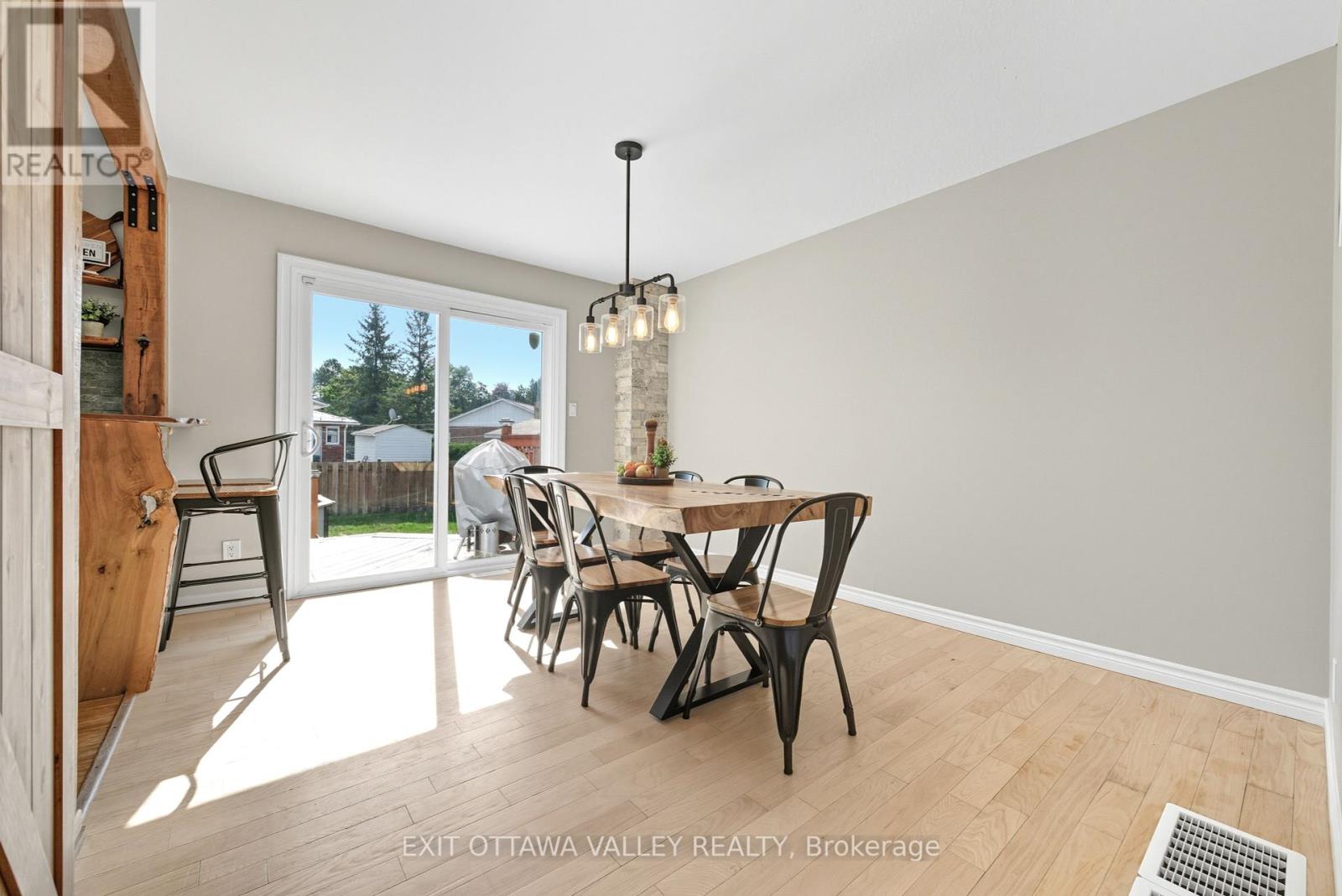 36 Thomas Street, Deep River, Ontario  K0J 1P0 - Photo 17 - X12399520