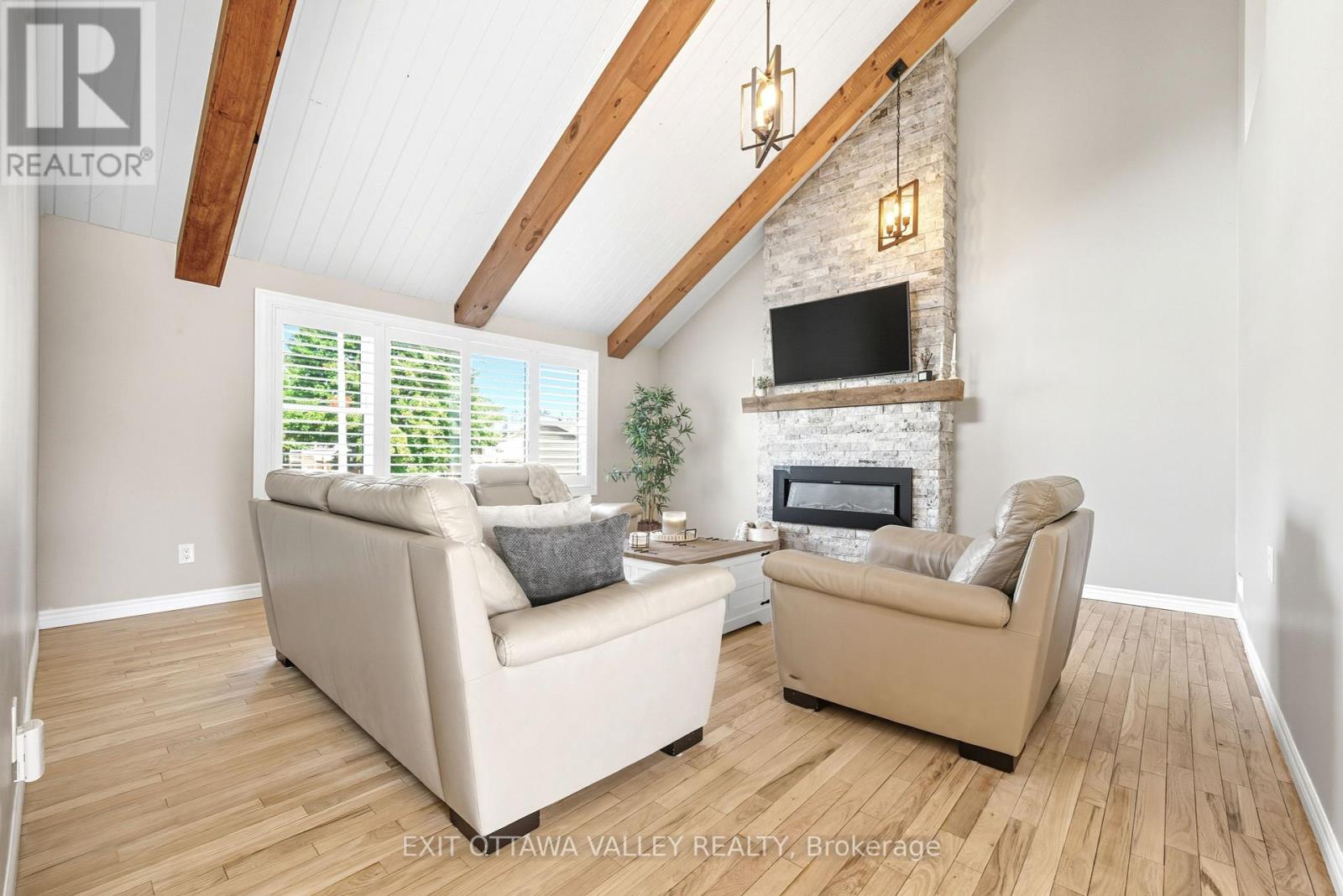 36 Thomas Street, Deep River, Ontario  K0J 1P0 - Photo 4 - X12399520