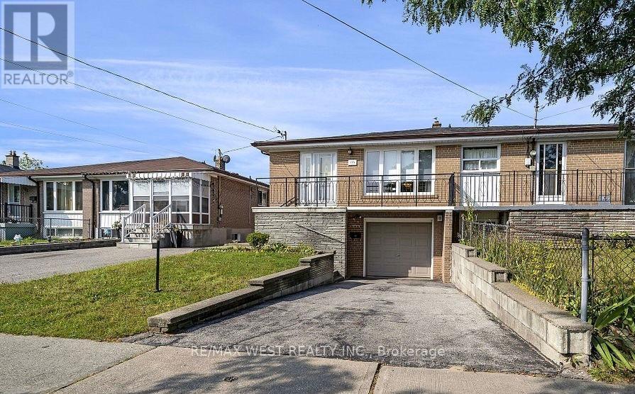 136 Duncanwoods Drive, Toronto, Ontario  M9L 2E1 - Photo 2 - W12396523