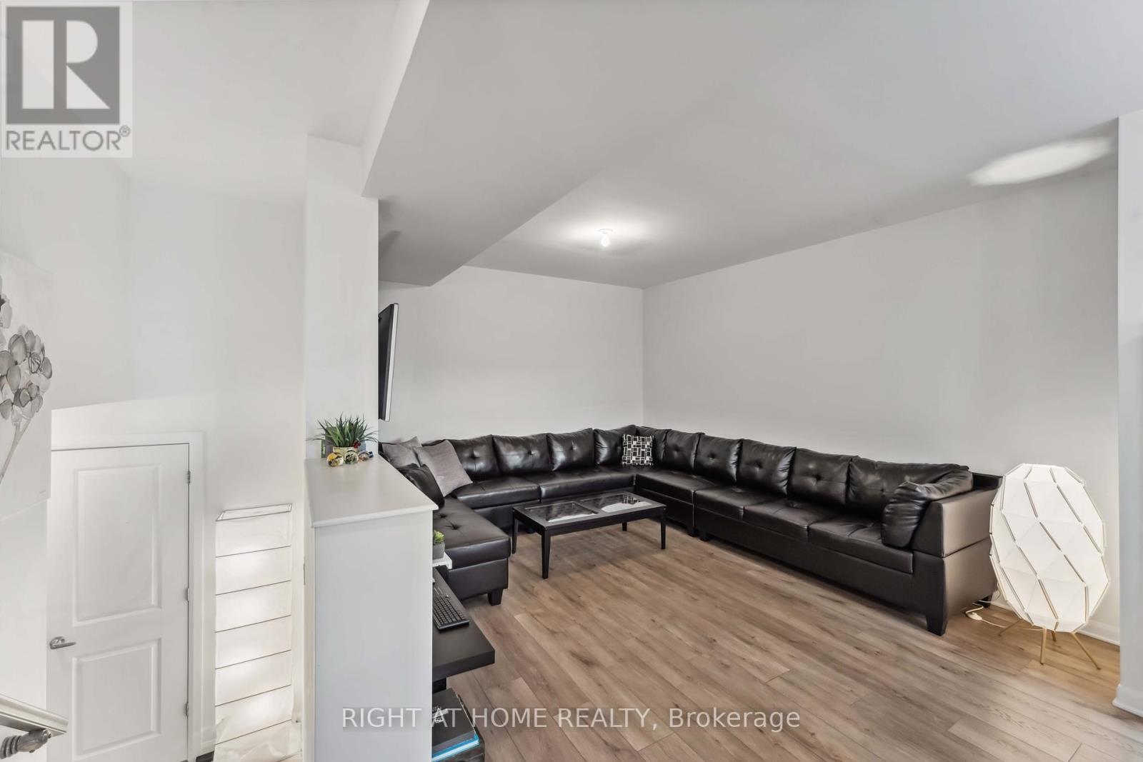 167 Attwell Private, Ottawa, Ontario  K2K 0P6 - Photo 2 - X12399708