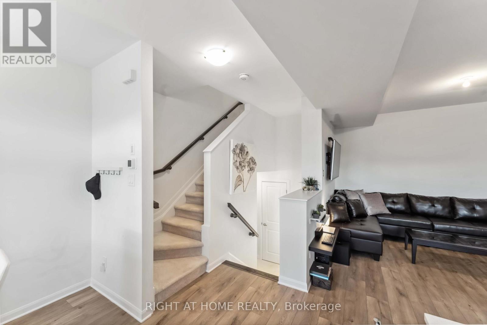 167 Attwell Private, Ottawa, Ontario  K2K 0P6 - Photo 3 - X12399708