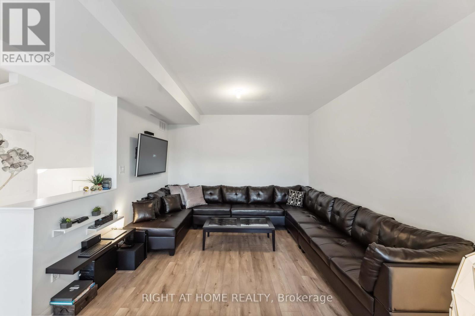 167 Attwell Private, Ottawa, Ontario  K2K 0P6 - Photo 4 - X12399708