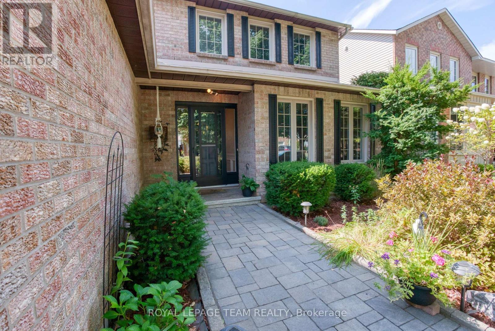 8 Huntsman Crescent, Ottawa, Ontario  K2M 1J2 - Photo 4 - X12399784