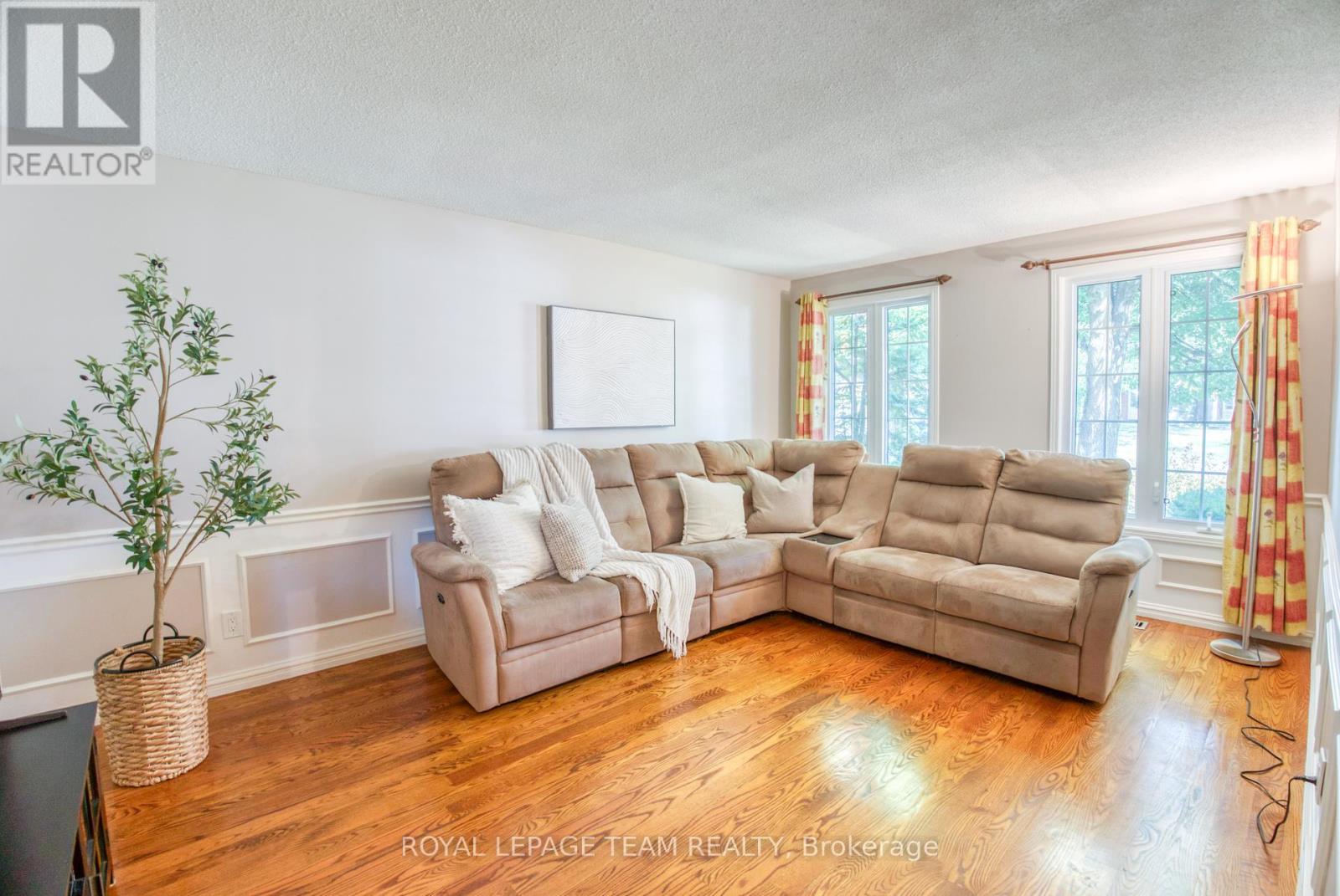 8 Huntsman Crescent, Ottawa, Ontario  K2M 1J2 - Photo 7 - X12399784