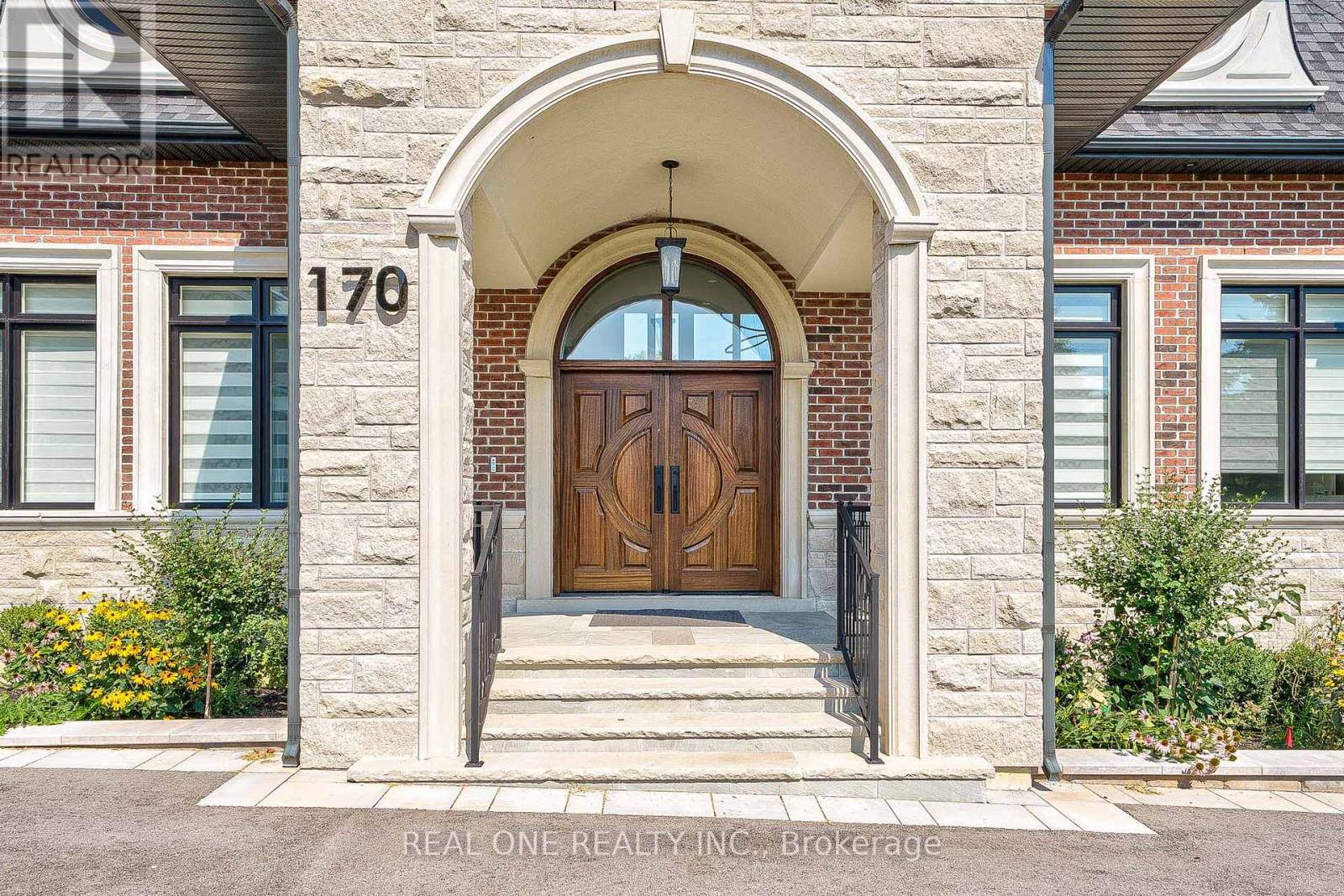 170 Ward Avenue, East Gwillimbury (Sharon), Ontario  L0G 1V0 - Photo 5 - N12399522