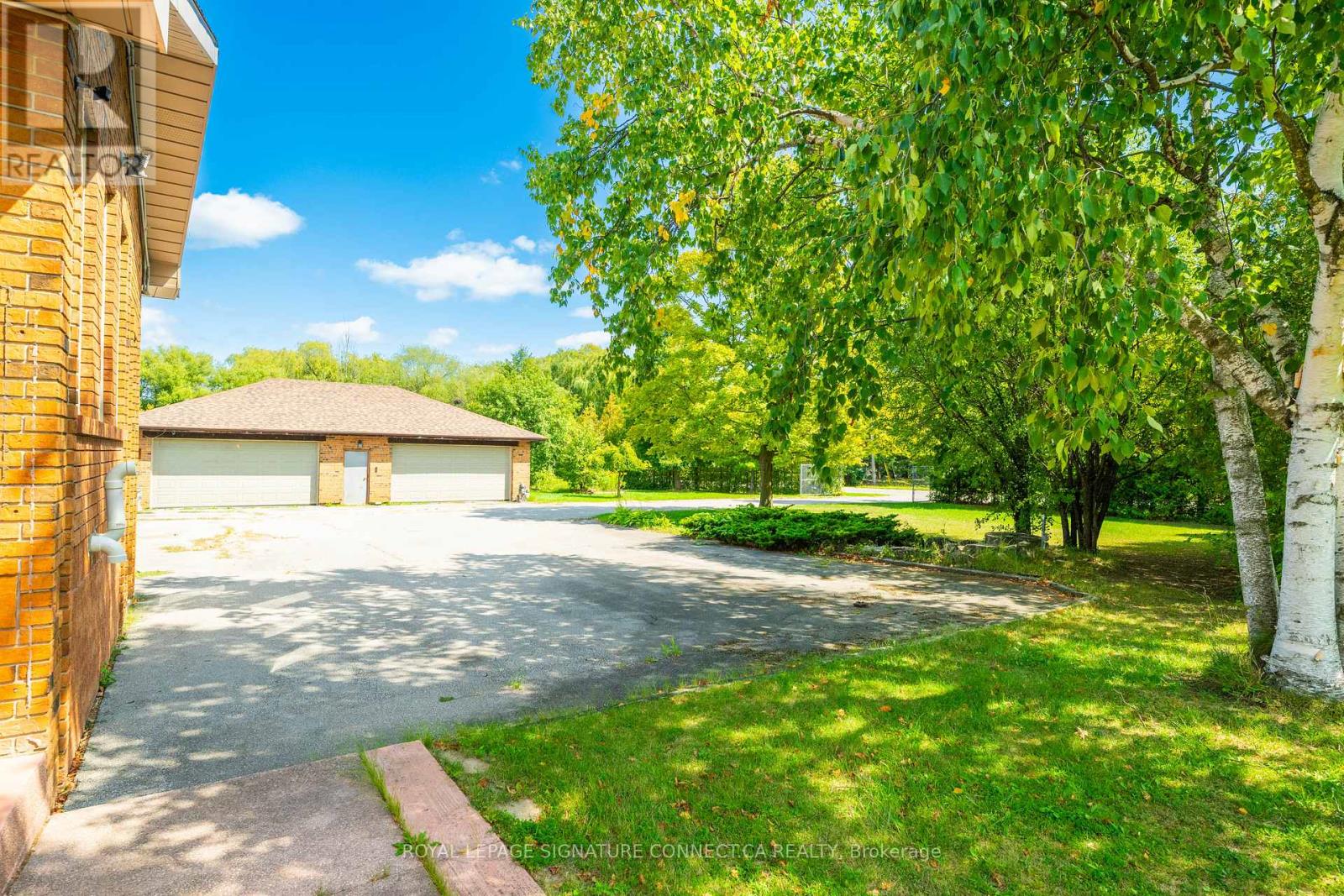 11 Julian Drive, Brampton (Bram East), Ontario  L6P 0L3 - Photo 7 - W12399507