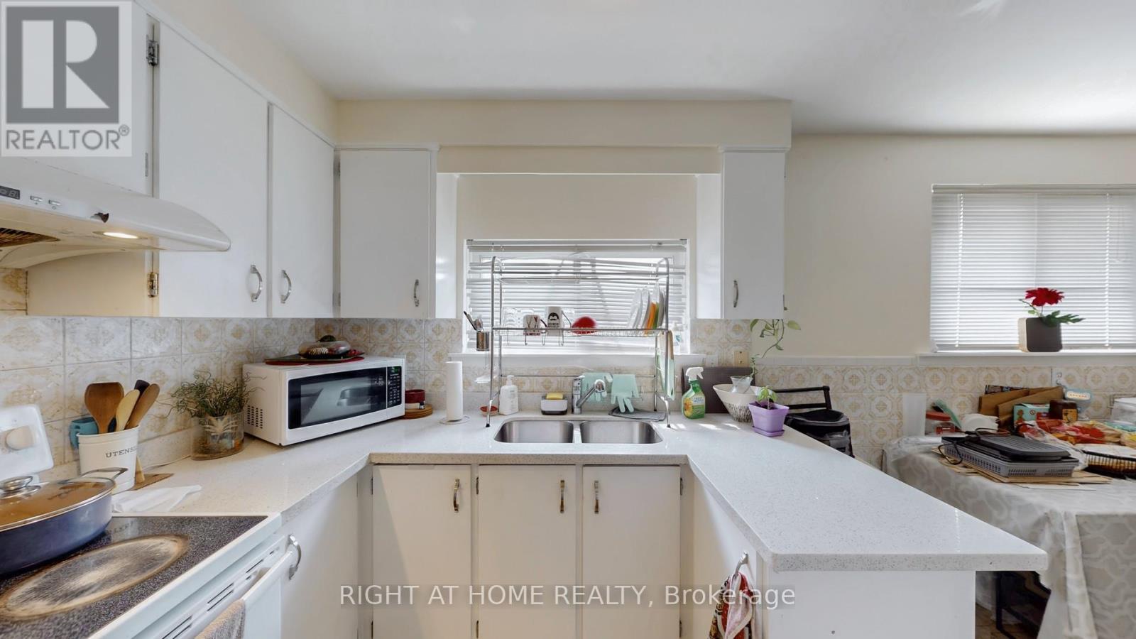 3456 Oakglade Crescent, Mississauga, Ontario  L5C 1X5 - Photo 13 - W12399593