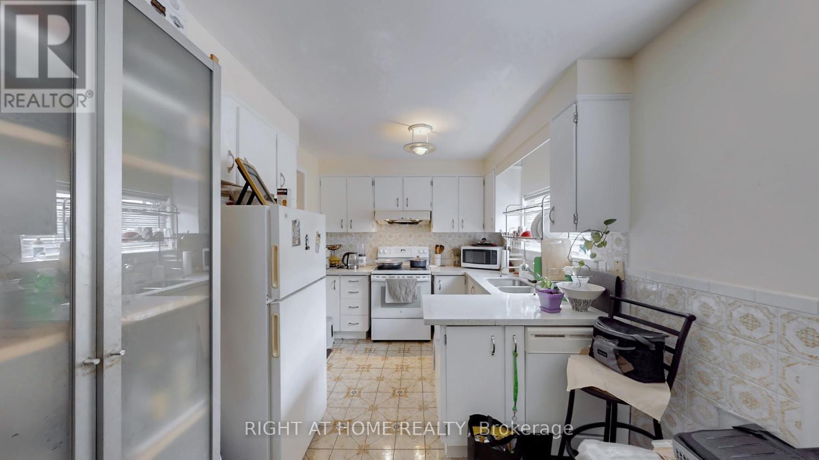3456 Oakglade Crescent, Mississauga, Ontario  L5C 1X5 - Photo 15 - W12399593