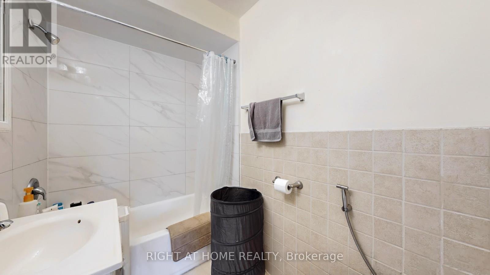 3456 Oakglade Crescent, Mississauga, Ontario  L5C 1X5 - Photo 19 - W12399593