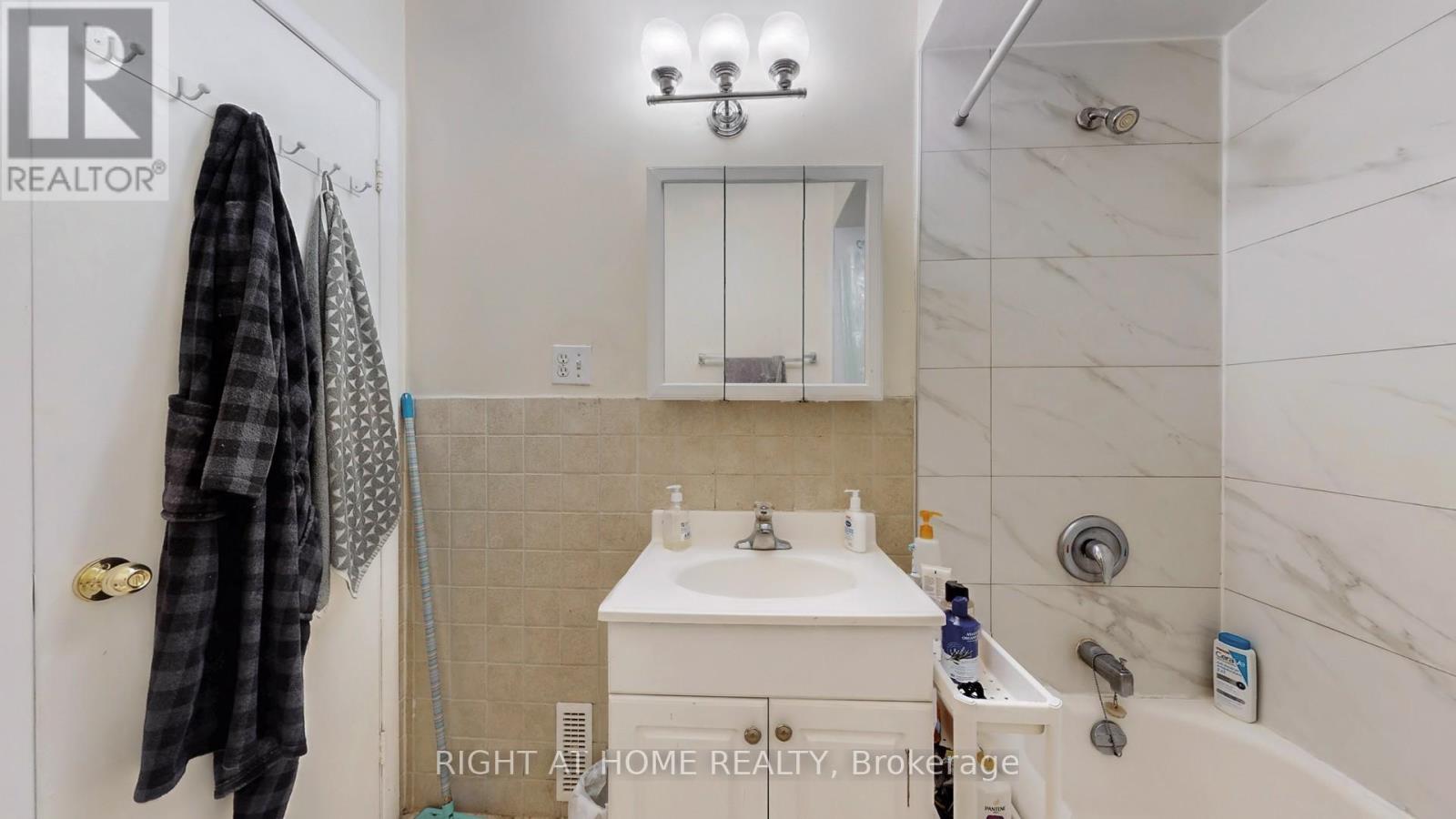 3456 Oakglade Crescent, Mississauga, Ontario  L5C 1X5 - Photo 20 - W12399593