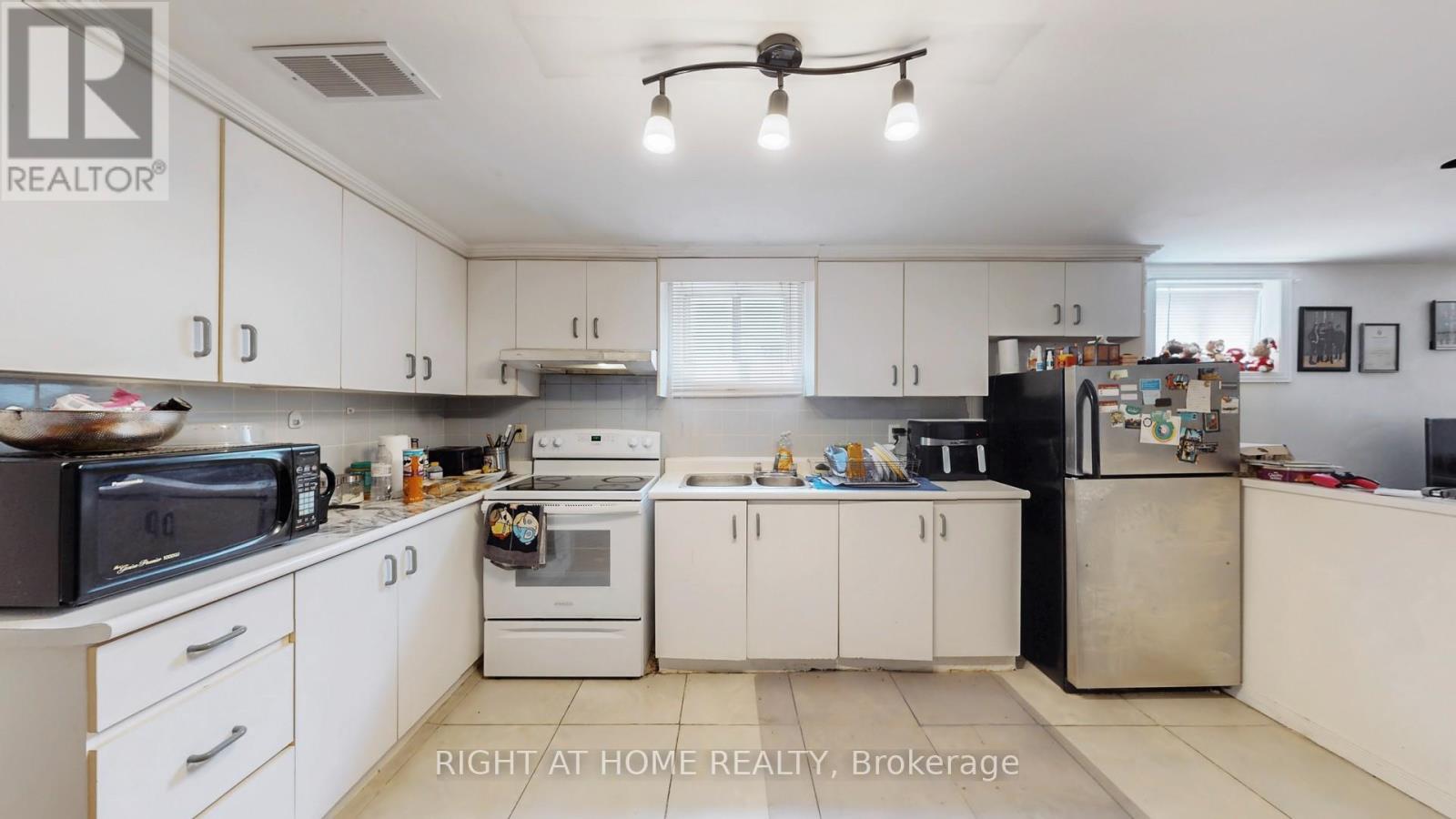 3456 Oakglade Crescent, Mississauga, Ontario  L5C 1X5 - Photo 35 - W12399593