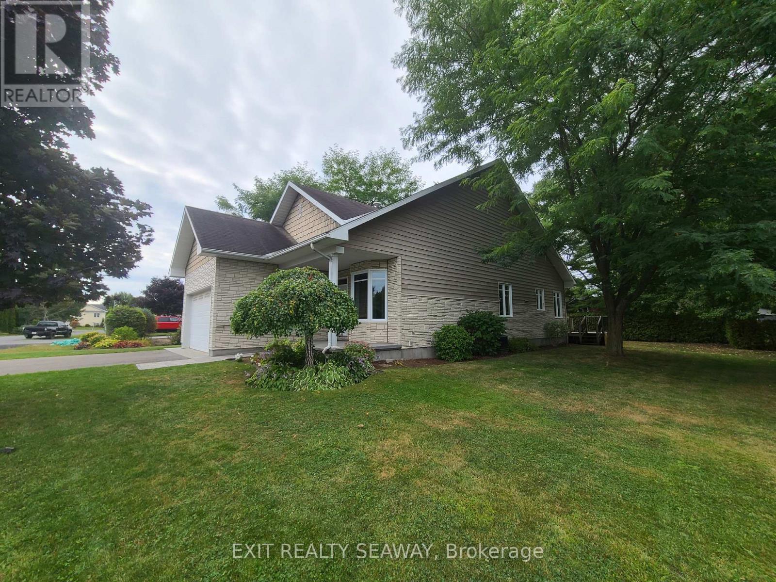 4294 Schell Street, South Dundas, Ontario  K0C 2H0 - Photo 1 - X12399749