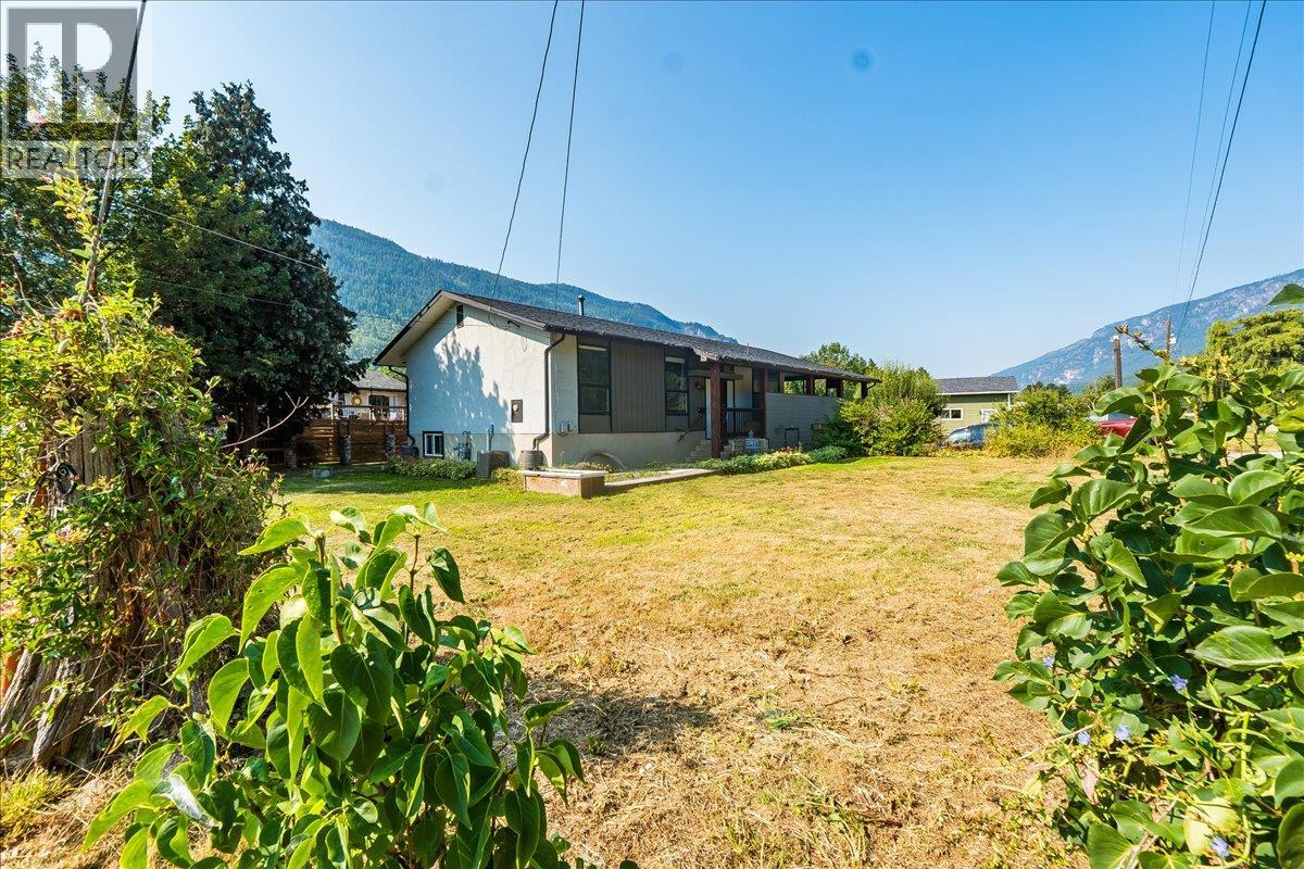 1056 Clarke Road, Castlegar, British Columbia  V0G 1X0 - Photo 3 - 10355413