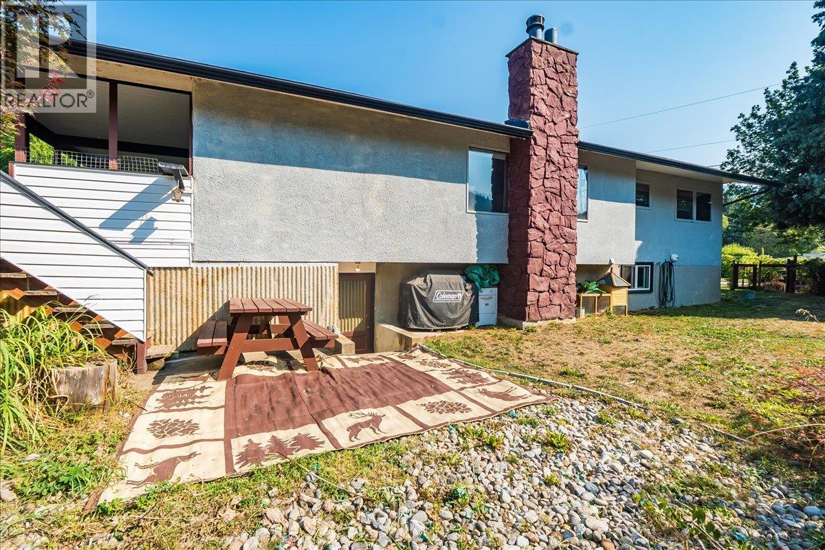 1056 Clarke Road, Castlegar, British Columbia  V0G 1X0 - Photo 8 - 10355413