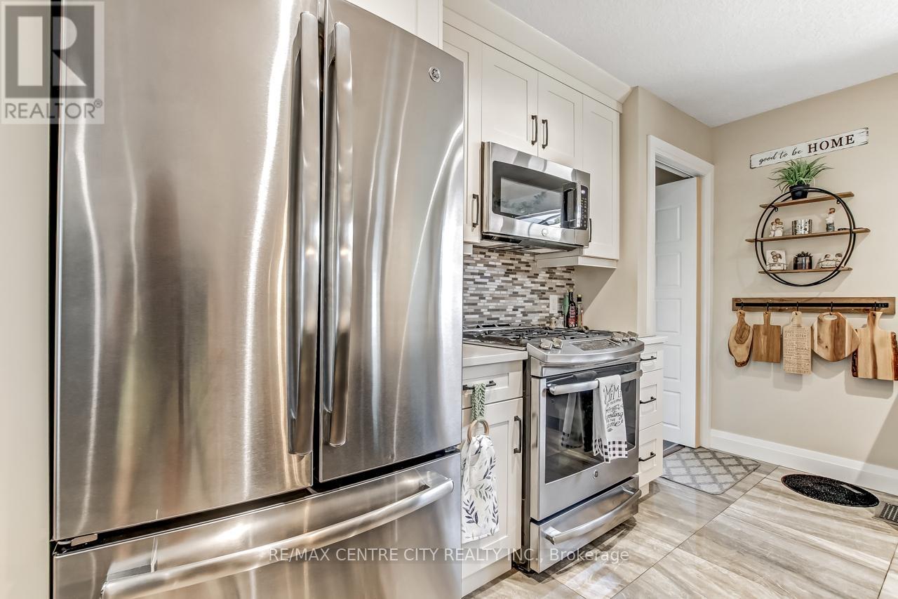 42610 Walnut Street, Central Elgin, Ontario  N0L 2L0 - Photo 10 - X12399855