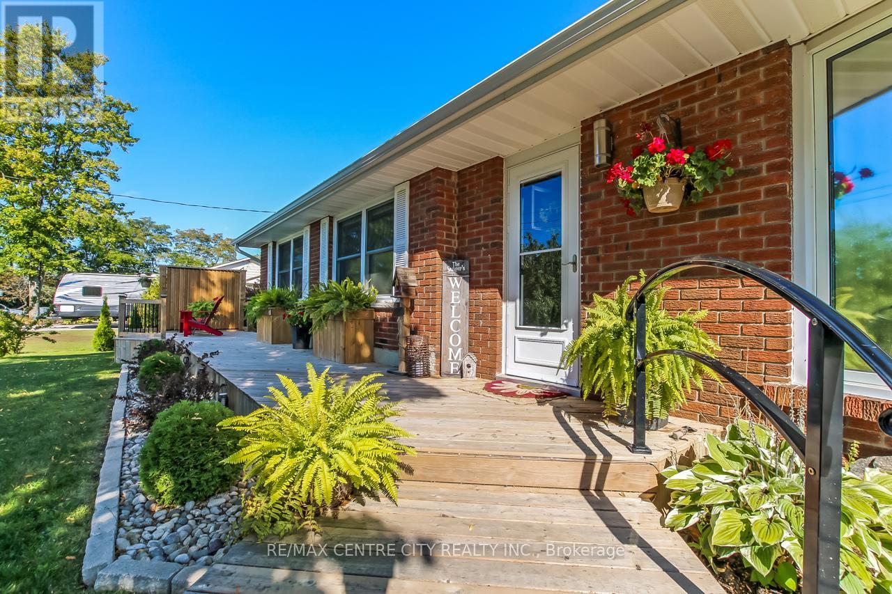 42610 Walnut Street, Central Elgin, Ontario  N0L 2L0 - Photo 2 - X12399855