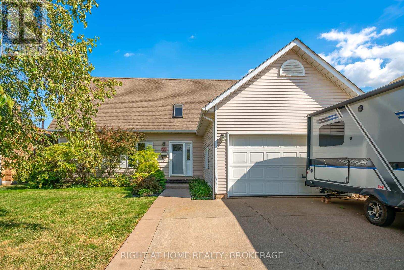 11 N SERVICE ROAD, Grimsby, Ontario