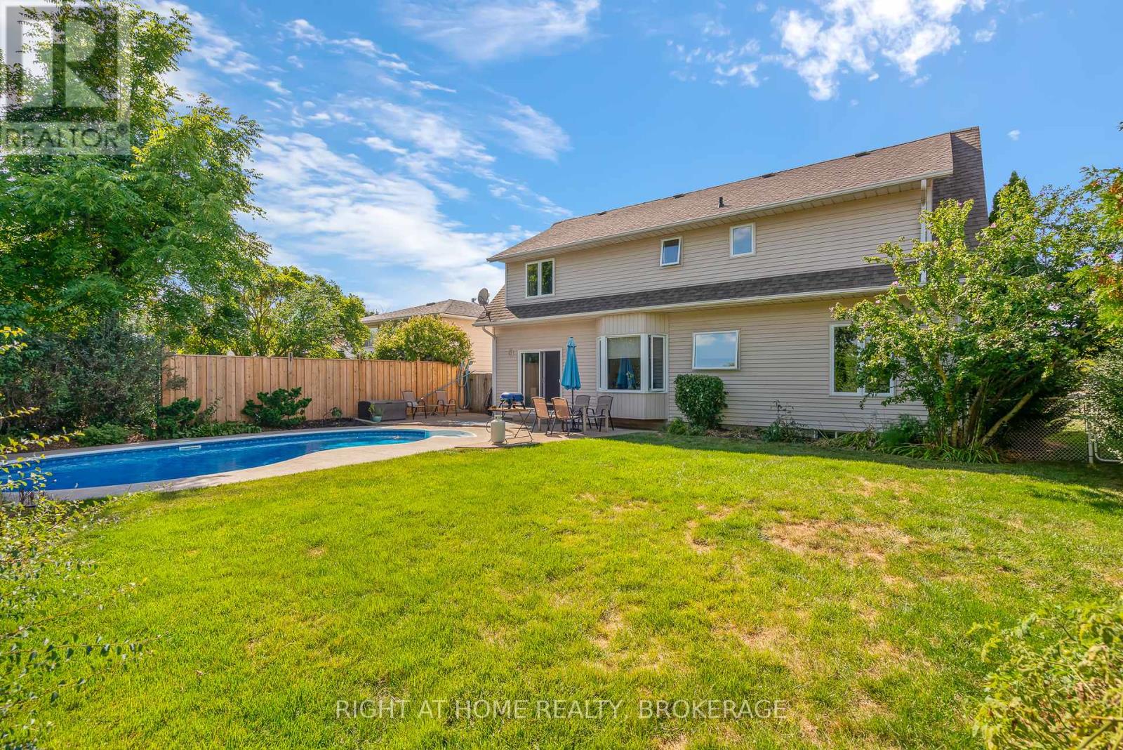 11 N Service Road, Grimsby, Ontario  L3M 4M4 - Photo 10 - X12399897