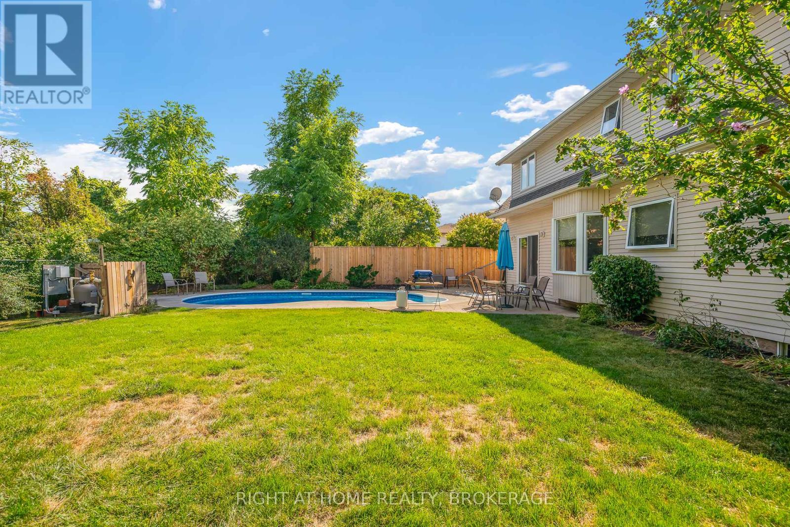11 N Service Road, Grimsby, Ontario  L3M 4M4 - Photo 11 - X12399897