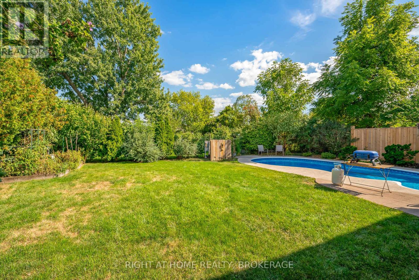 11 N Service Road, Grimsby, Ontario  L3M 4M4 - Photo 12 - X12399897