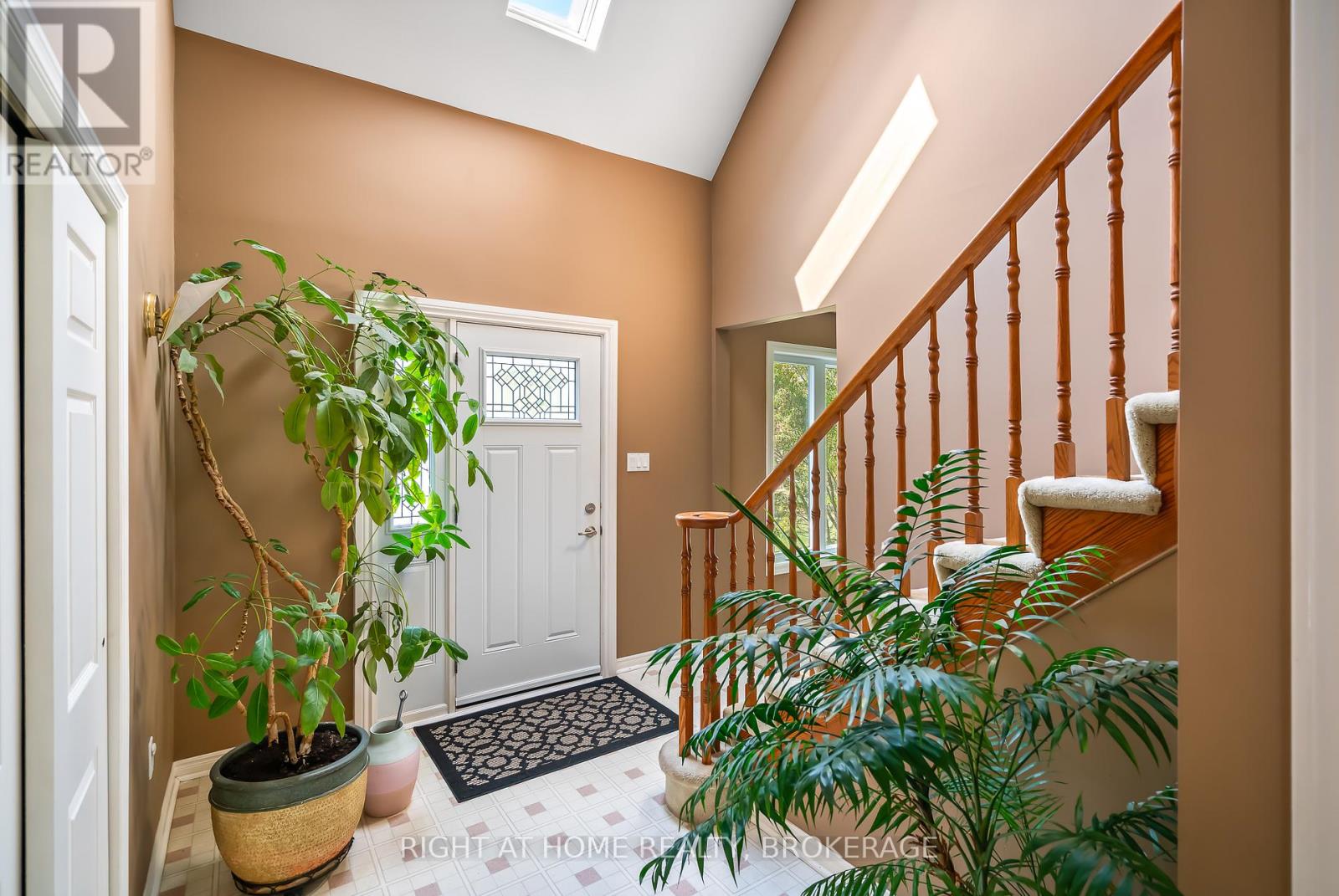 11 N Service Road, Grimsby, Ontario  L3M 4M4 - Photo 14 - X12399897