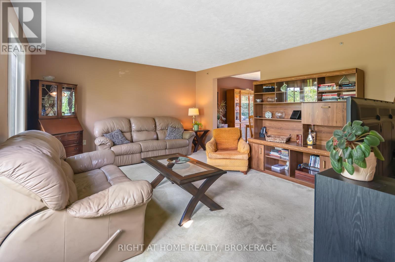 11 N Service Road, Grimsby, Ontario  L3M 4M4 - Photo 17 - X12399897