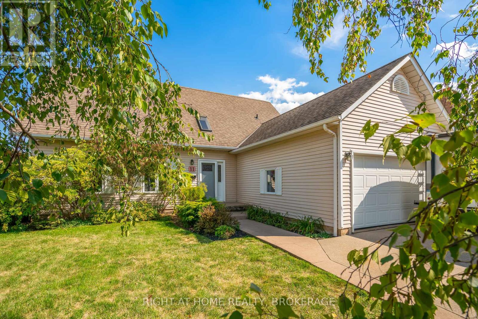 11 N Service Road, Grimsby, Ontario  L3M 4M4 - Photo 2 - X12399897