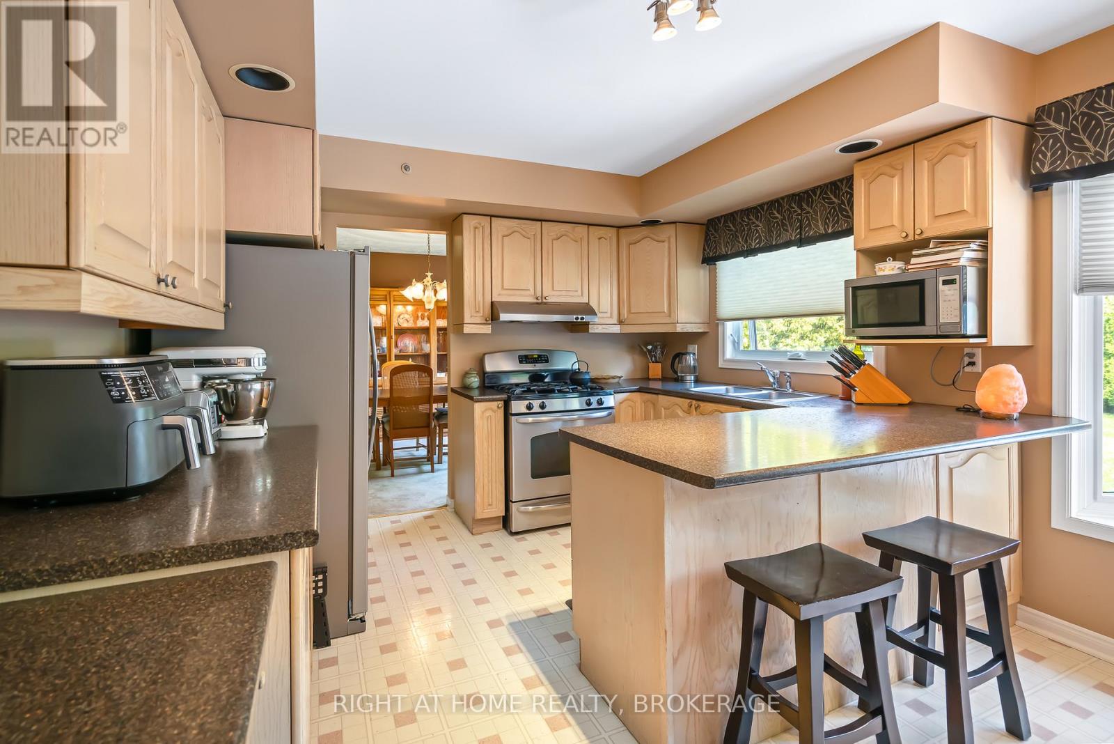 11 N Service Road, Grimsby, Ontario  L3M 4M4 - Photo 21 - X12399897