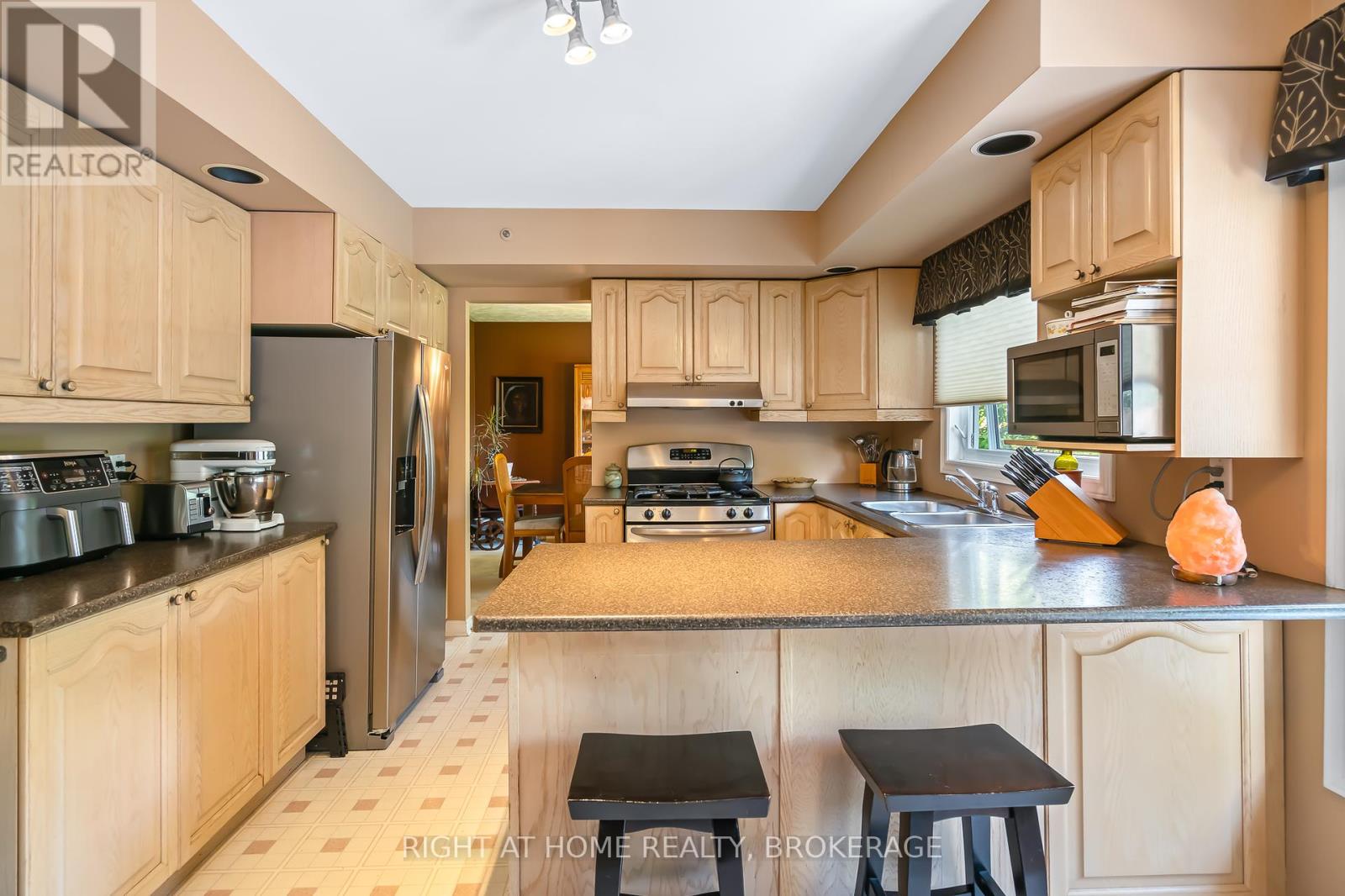 11 N Service Road, Grimsby, Ontario  L3M 4M4 - Photo 22 - X12399897