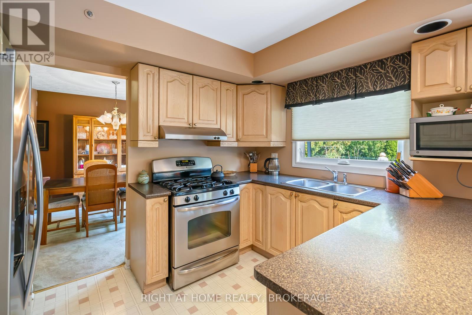 11 N Service Road, Grimsby, Ontario  L3M 4M4 - Photo 23 - X12399897