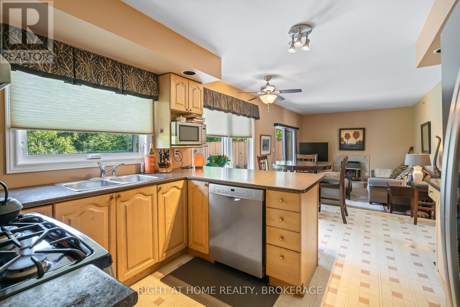 11 N Service Road, Grimsby, Ontario  L3M 4M4 - Photo 24 - X12399897