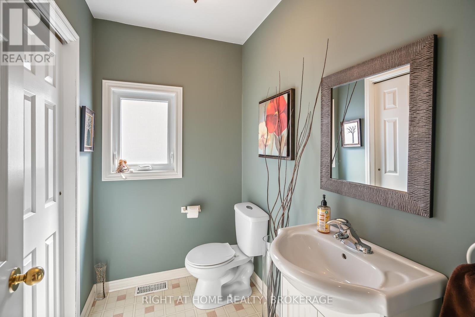 11 N Service Road, Grimsby, Ontario  L3M 4M4 - Photo 28 - X12399897