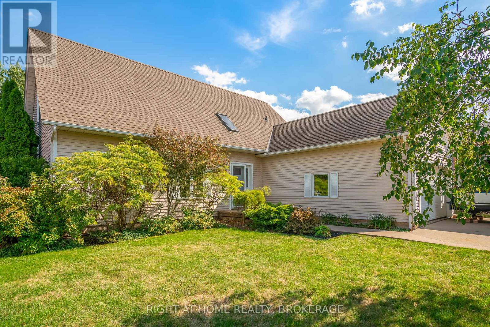 11 N Service Road, Grimsby, Ontario  L3M 4M4 - Photo 3 - X12399897
