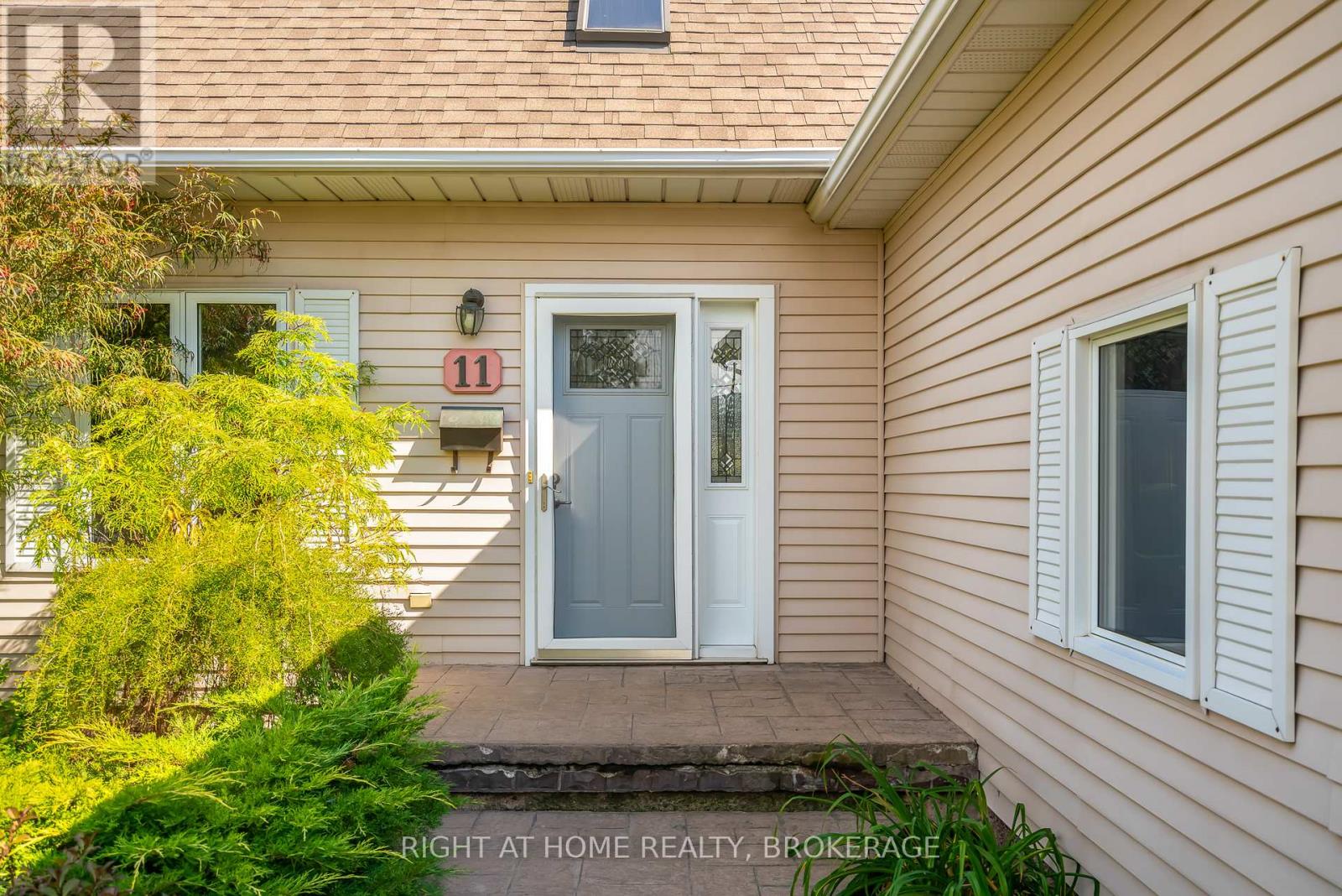 11 N Service Road, Grimsby, Ontario  L3M 4M4 - Photo 4 - X12399897