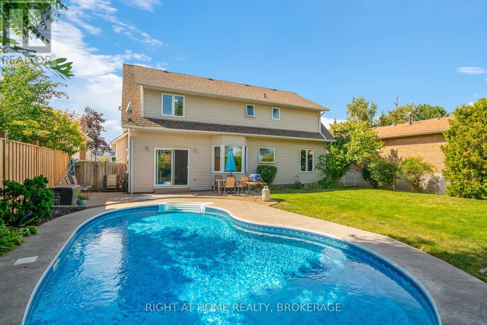 11 N Service Road, Grimsby, Ontario  L3M 4M4 - Photo 8 - X12399897