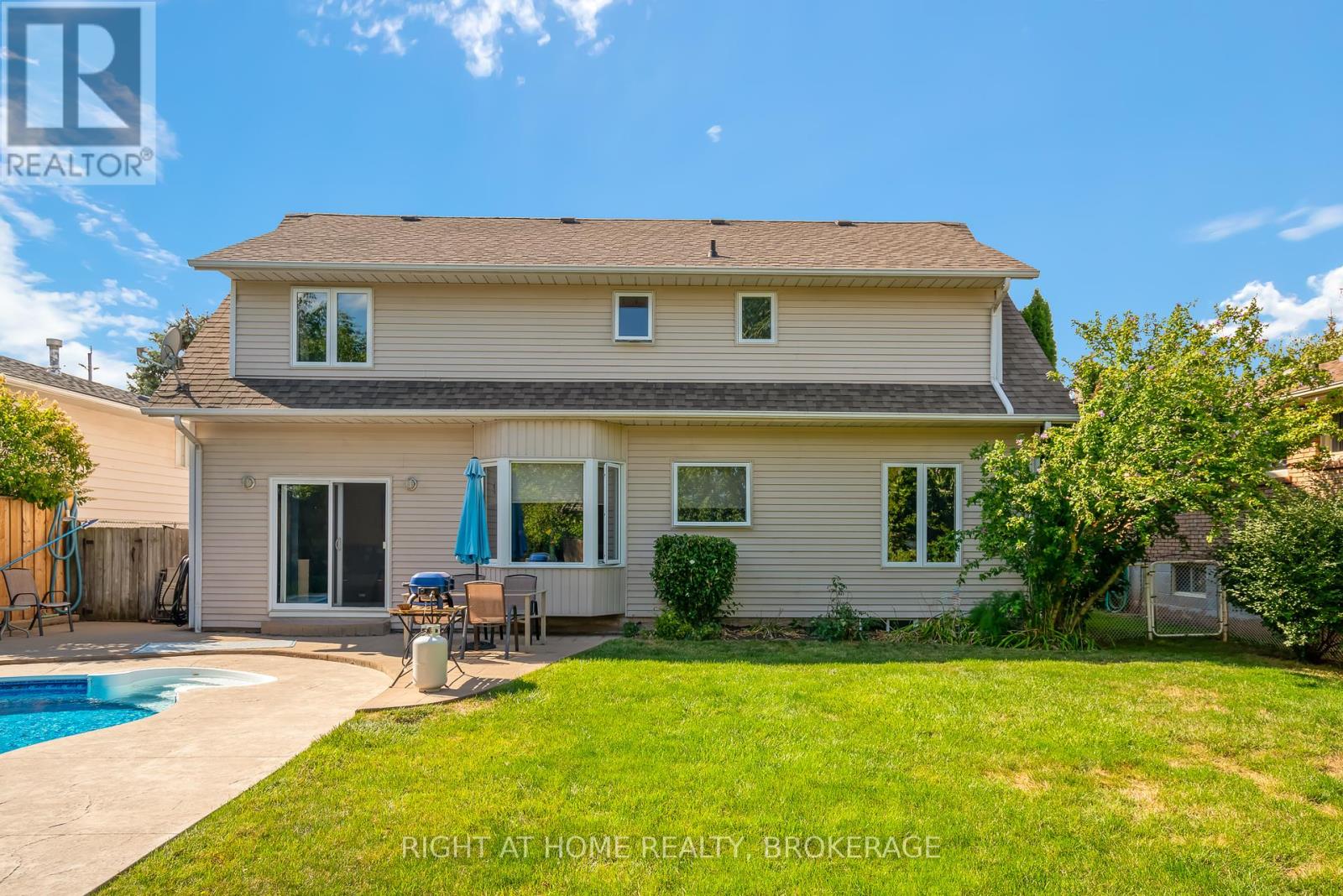 11 N Service Road, Grimsby, Ontario  L3M 4M4 - Photo 9 - X12399897