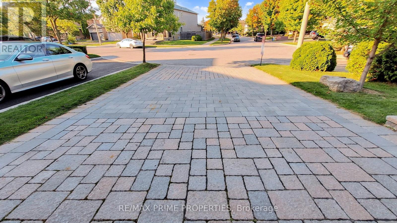 17 Raintree Crescent, Richmond Hill (Oak Ridges), Ontario  L4E 3T5 - Photo 2 - N12399619