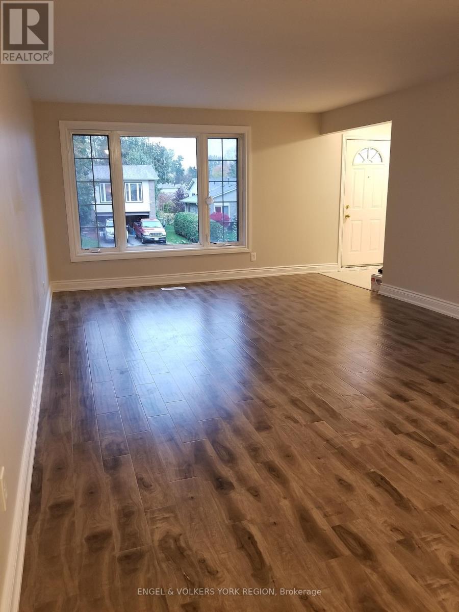 718 Mountview Place E, Newmarket, Ontario  L3Y 3P7 - Photo 3 - N12399725
