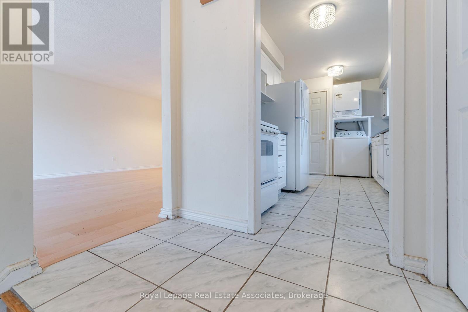 3301 Tallmast Crescent, Mississauga, Ontario  L5L 1K1 - Photo 4 - W12399637