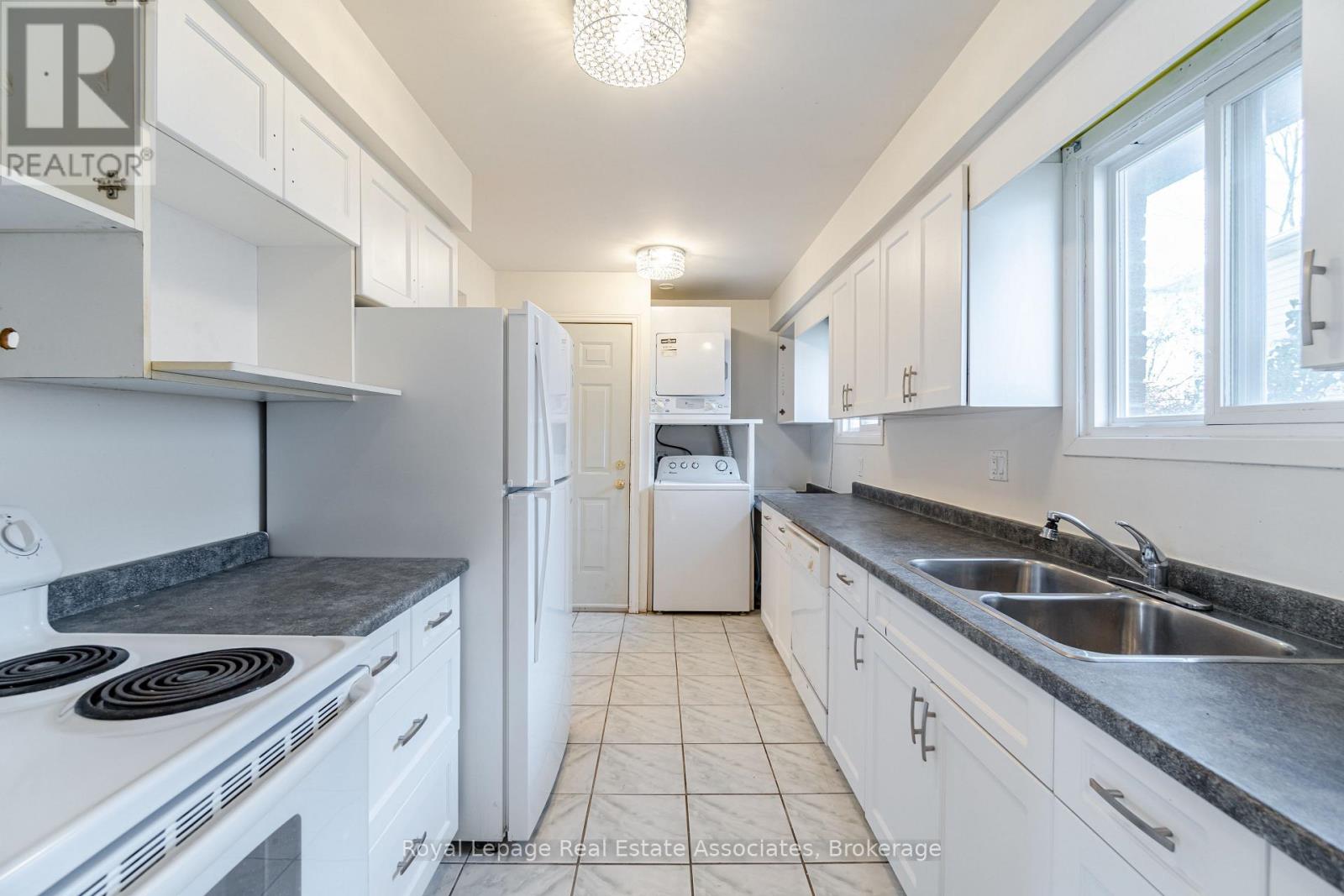 3301 Tallmast Crescent, Mississauga, Ontario  L5L 1K1 - Photo 5 - W12399637