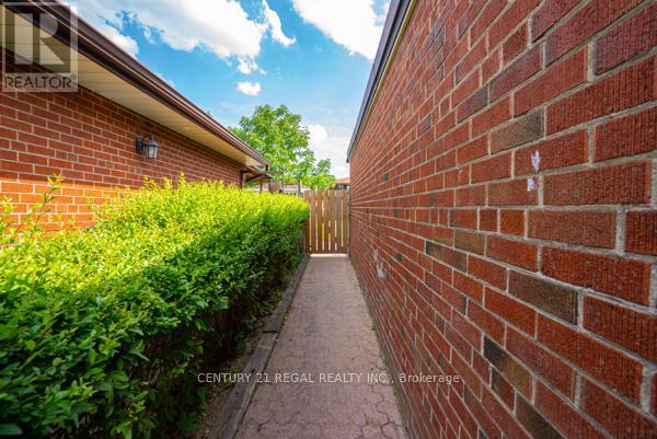 97 Westhampton Drive, Toronto, Ontario  M9R 1Y1 - Photo 31 - W12399669