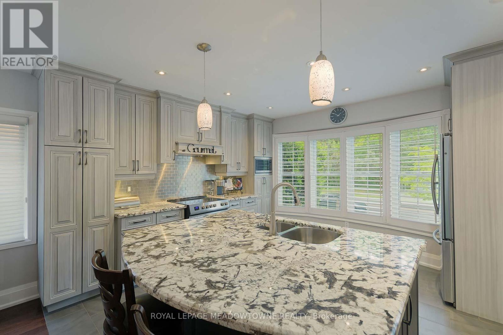 2818 Folkway Drive, Mississauga (Erin Mills), Ontario  L5L 2H9 - Photo 8 - W12399717