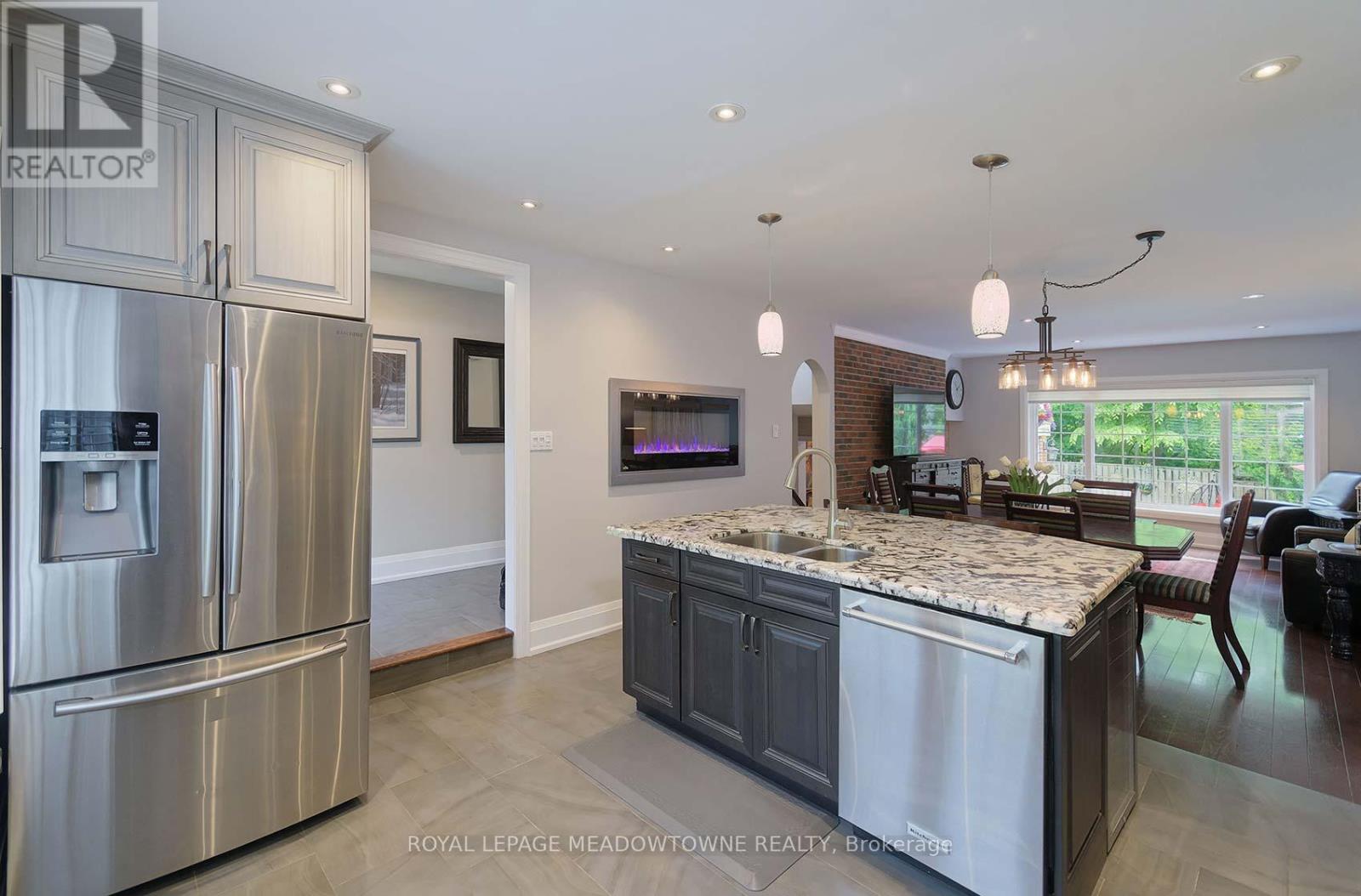 2818 Folkway Drive, Mississauga (Erin Mills), Ontario  L5L 2H9 - Photo 9 - W12399717
