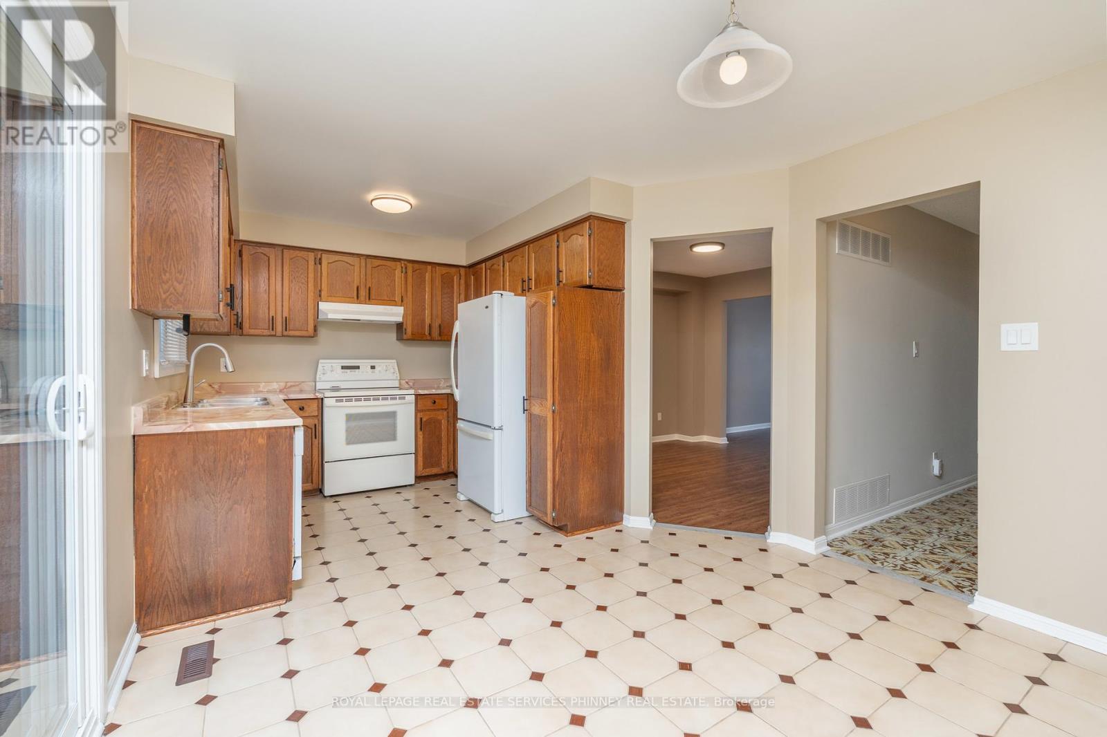 1005 Queen Street W, Mississauga, Ontario  L5H 4E1 - Photo 14 - W12399726