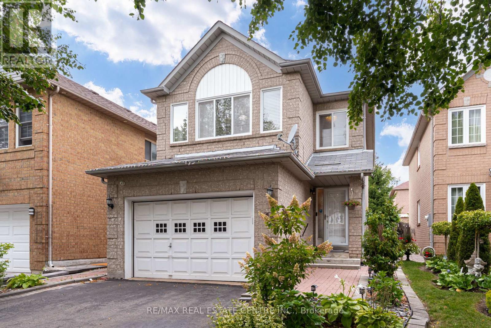 18 Richwood Crescent, Brampton, Ontario  L6X 4K9 - Photo 1 - W12399789