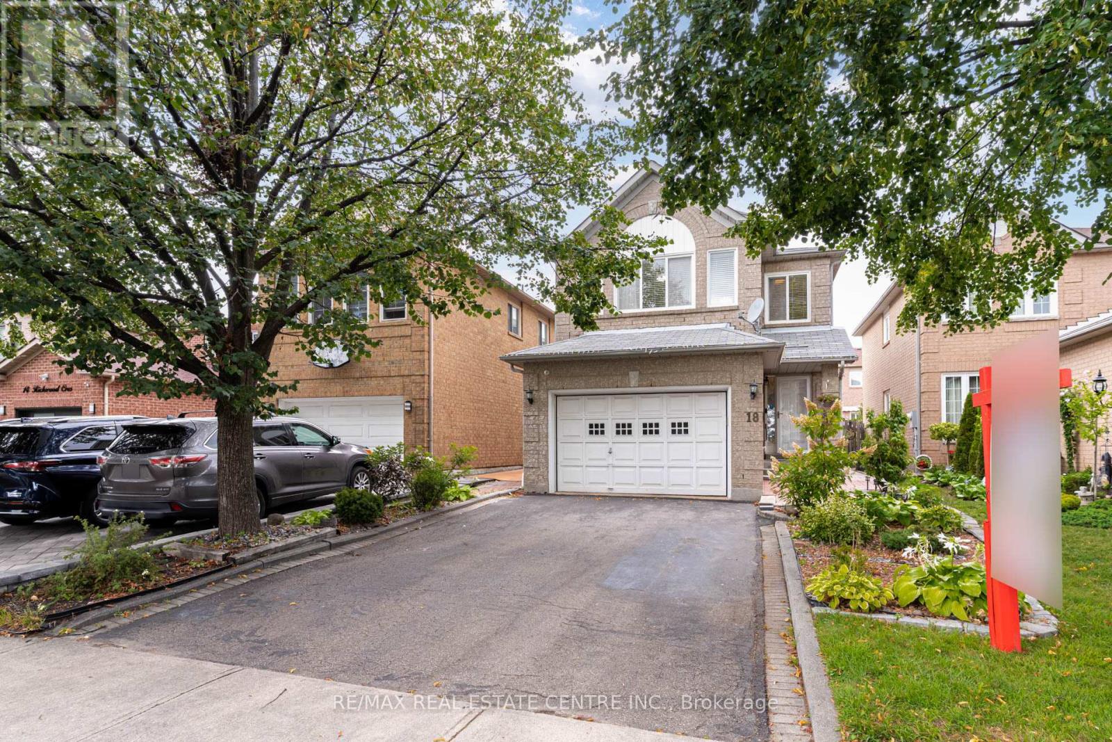 18 Richwood Crescent, Brampton, Ontario  L6X 4K9 - Photo 2 - W12399789