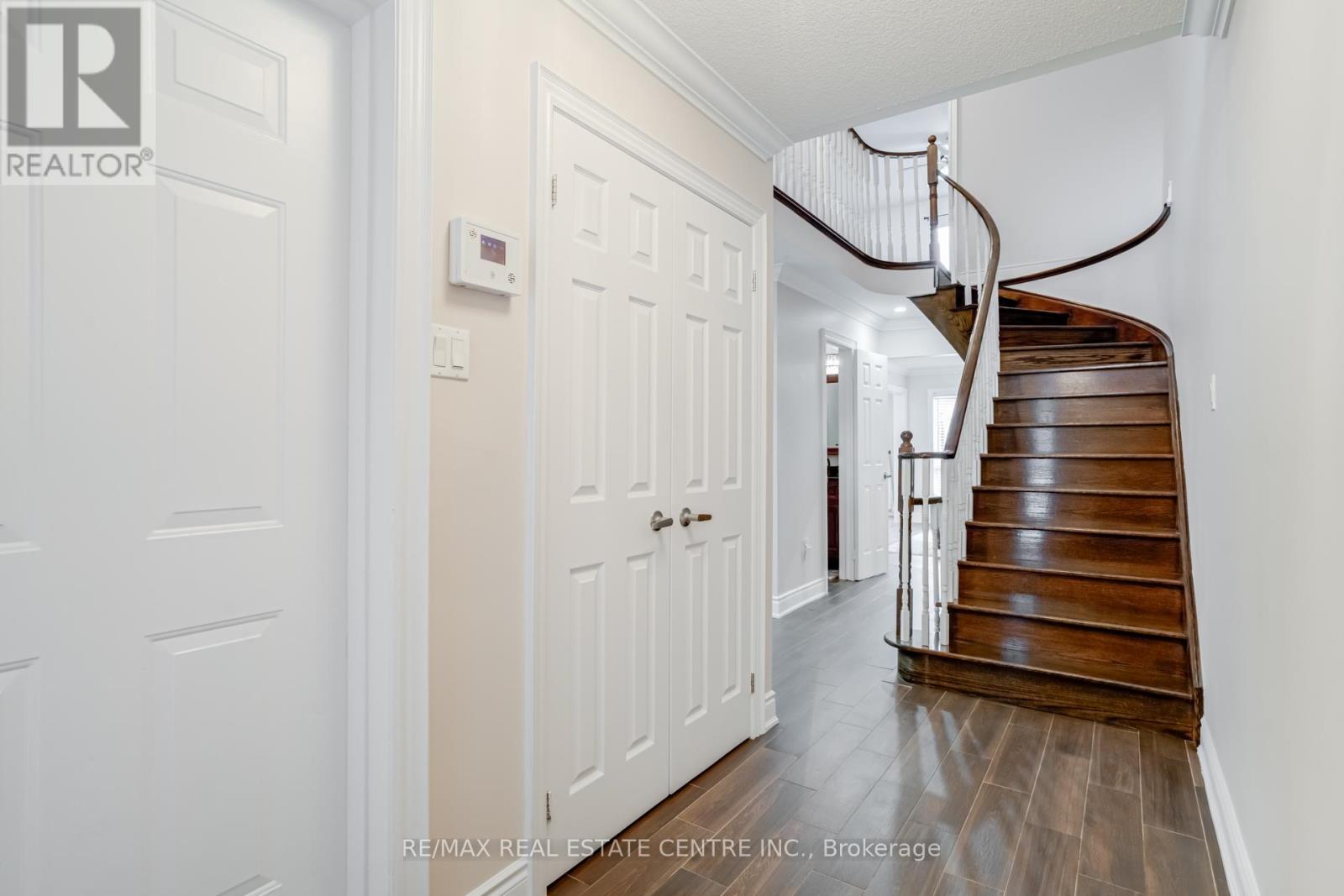 18 Richwood Crescent, Brampton, Ontario  L6X 4K9 - Photo 4 - W12399789