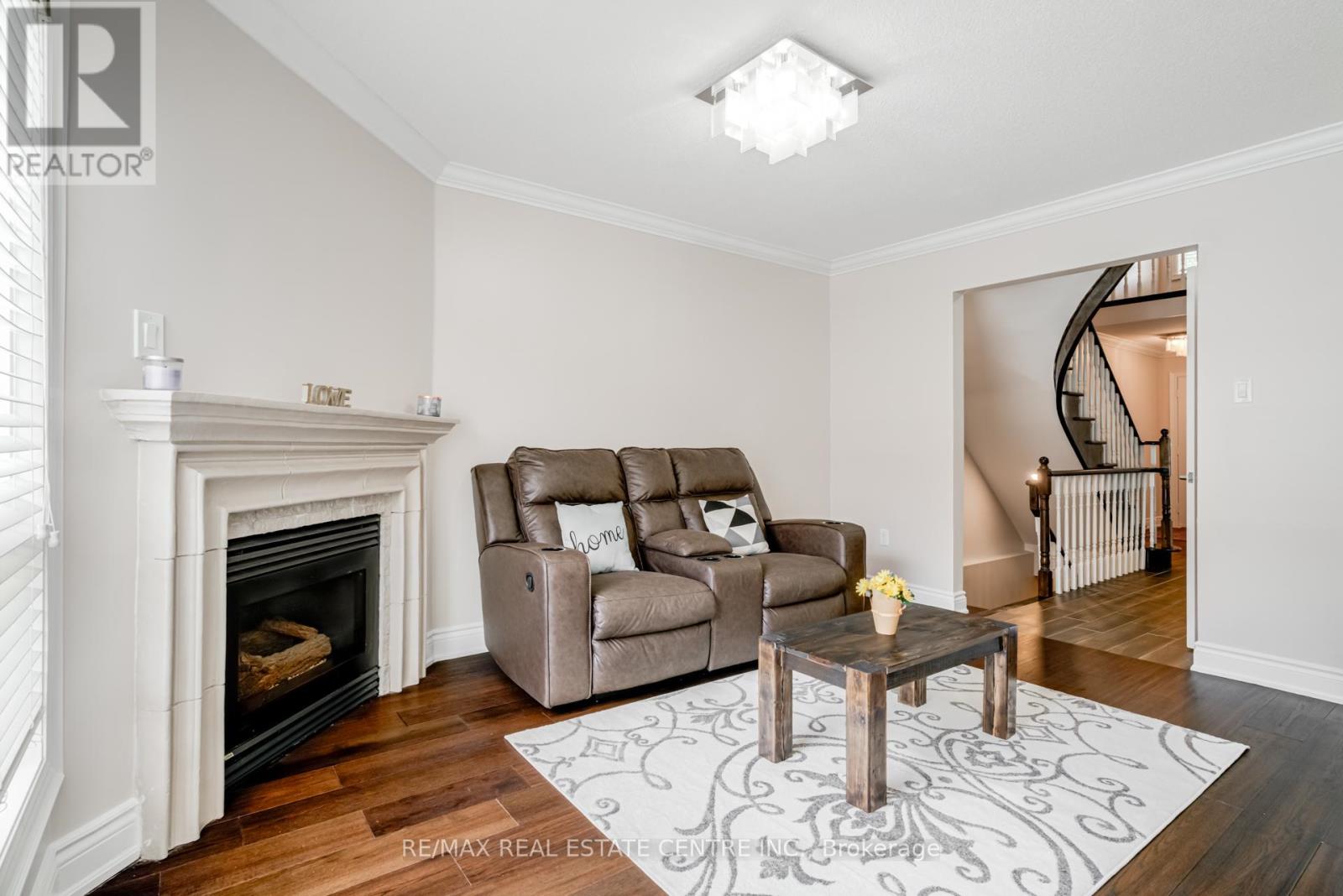 18 Richwood Crescent, Brampton, Ontario  L6X 4K9 - Photo 6 - W12399789